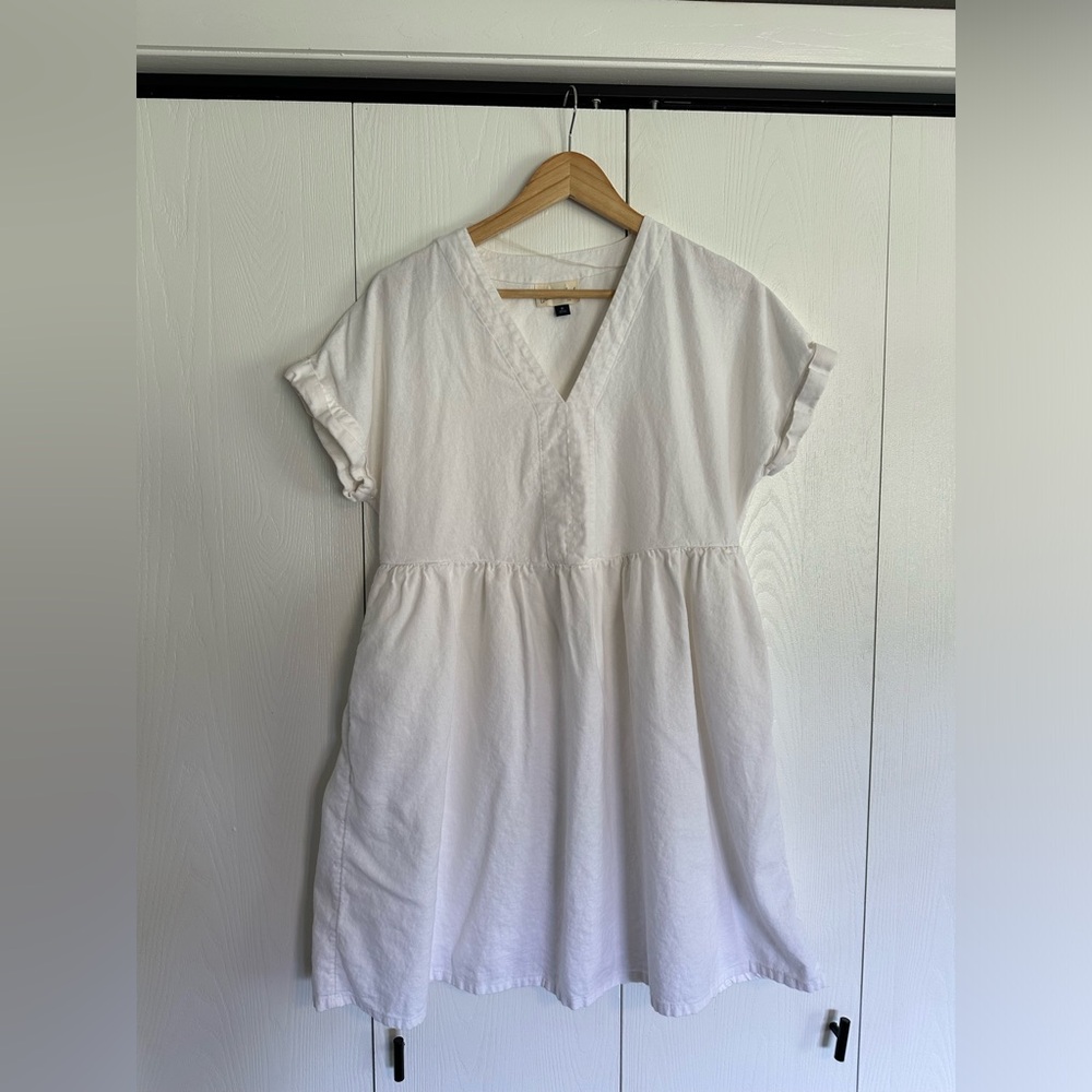 White V-Neck Short Sleeve Dress